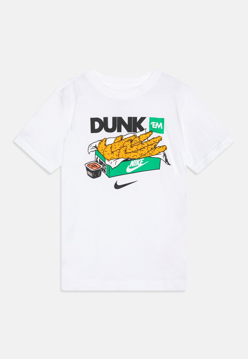 Balta medvilninė marškinėliai su grafika, vaizduojančia vištienos juosteles žaliame ir baltame dėžutėje su tekstu "DUNK EM" ir juodu Nike logotipu.