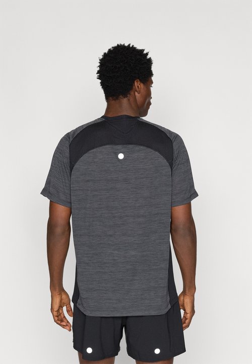 ASICS ROAD - Sports T-shirt - performance black — foto 3