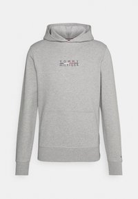 Sudadera gris con capucha y un bolsillo tipo canguro, que presenta el logo "TOMMY HILFIGER" en colores oscuros y claros en la zona del pecho.