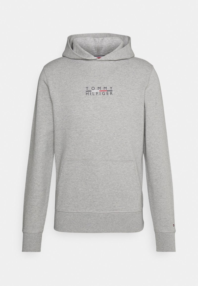 Sudadera gris con capucha y un bolsillo tipo canguro, que presenta el logo "TOMMY HILFIGER" en colores oscuros y claros en la zona del pecho.