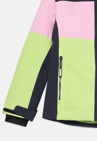 Giacca color block in rosa, verde lime e blu navy. Presenta una tasca con zip e un polsino in velcro. Realizzata in un materiale resistente all'acqua.
