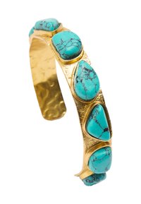 Bransoletka z turkusowymi kamieniami w kształcie łzy umieszczona na teksturowanej, złotej oprawie. Zawiera czarne żyłkowanie.