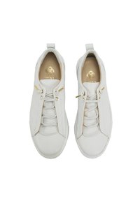 Weiße Ledersneaker mit glatter Textur, im Slip-On-Design, mit elastischen Schnürsenkeln, goldfarbenen Hardware und gepolstertem Schaft.
