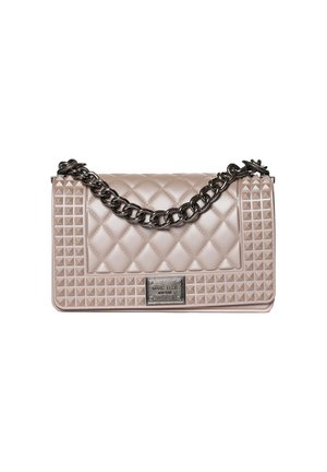 Beige gesteppte Handtasche mit Pyramidenelementen, silberfarbener Kettenriemen und Logo-Plakette. Mit strukturierter rechteckiger Form und strukturiertem Oberflächenmaterial.