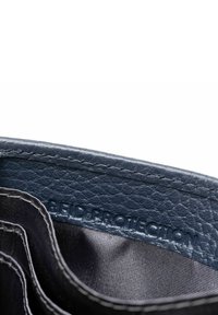 Interior de una cartera de cuero de color marino con acabado texturizado, que cuenta con compartimentos y forro de tela. Texto notable "REID PROTECTION" grabado.