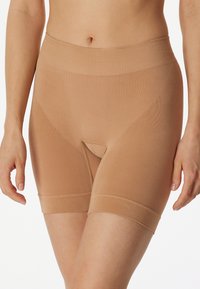 Beige corrigerende shapewear shorts met een gladde textuur, hoge tailleband en een snit tot halverwege de dijen. Voorzien van een katoenen kruis voor extra comfort.