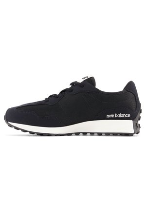 Schwarzer New Balance Sneaker mit weißer Sohle und Logo an der Seite, Obermaterial aus strukturiertem Stoff und schwarzen Schnürsenkeln, von der Außenseite gezeigt.