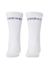 Calze di cotone bianche con texture a coste, con testo blu navy: "INSIEME" su una calza e "PIÙ FORTE" sull'altra.