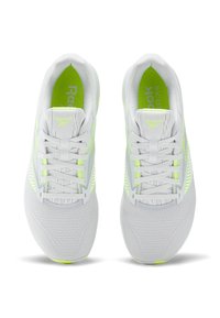 Sapatos atléticos brancos com um upper texturizado, apresentando detalhes em verde neon no interior e nos lados, além de um design leve.