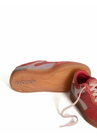 Baskets rouges et grises avec une tige en suède et en maille, semelle en caoutchouc et fermeture à lacets. Comprend le logo de la marque sur la semelle et le côté.