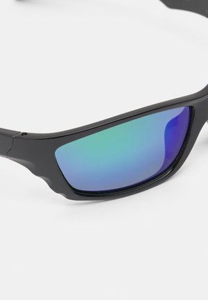 Schwarze Sonnenbrille mit einem eleganten Design, ausgestattet mit reflektierenden blau-grünen Gläsern und strukturierten schwarzen Bügeln. Robuste Konstruktion mit moderner Form.