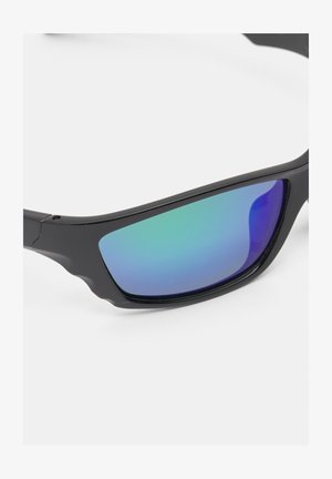 Schwarze Sonnenbrille mit einem eleganten Design, ausgestattet mit reflektierenden blau-grünen Gläsern und strukturierten schwarzen Bügeln. Robuste Konstruktion mit moderner Form.