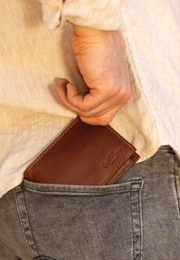 Gusti Leder LEWI - Portafoglio - braun