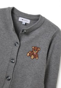 Cárdigan de punto gris con cuello redondo, cinco botones oscuros y un oso de peluche marrón bordado en el lado izquierdo. Textura suave.
