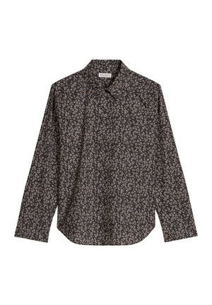 Czarna koszula na długi rękaw z małym białym kwiatowym wzorem i spiczastym kołnierzykiem, rozłożona na białym tle.