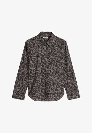 Czarna koszula na długi rękaw z małym białym kwiatowym wzorem i spiczastym kołnierzykiem, rozłożona na białym tle.