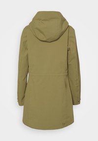 Oliwkowy długi płaszcz z kapturem, widoczny szew w talii i zapięcia na zatrzaski, pokazany z tylu na białym tle.