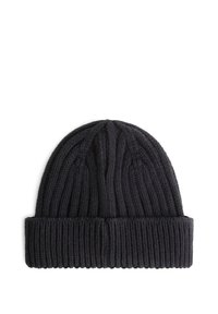 Gebreide donkergrijze beanie met ribbelstructuur en omgeslagen rand, voorzien van een gladde afwerking en horizontale lijnen over het lichaam.