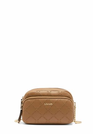 Sac bandoulière en faux cuir tan avec motif en relief, compartiments à double fermeture éclair, quincaillerie dorée et bandoulière chaîne réglable.