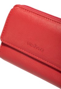Czerwony skórzany portfel o teksturowanym wykończeniu, z zamknięciem na zamek błyskawiczny i wytłoczonym logo "MAITRE". Kompaktowy fason z kontrastowym przeszyciem.