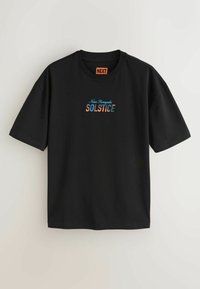 Sort T-shirt med korte ærmer og rund hals, med flerfarvet tekst "Neon Renegades SOLSTICE" centreret på brystet.