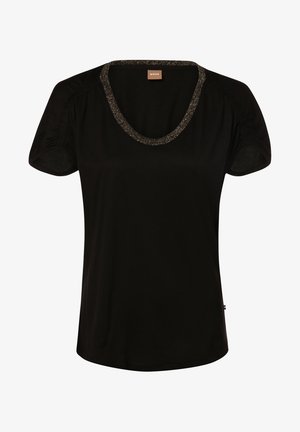Czarna koszulka z krótkim rękawem i dekoltem w łódkę, ozdobiona błyszczącą czarną lamówką przy kołnierzu oraz marszczeniami na ramionach.