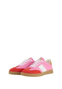 Sneakers rosa e rossi con accenti bianchi; progettati con texture lisce e scamosciate, punta rotonda e suola in gomma leggera.