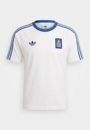 Valkoinen Adidas-urheilupaita sinisellä kauluksella, kolme sinistä olkaviivaa, Adidas-logo ja kreikkalainen tunnus, jossa on kreikkalaista tekstiä rinnassa.