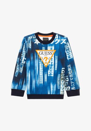 Sudadera de manga larga azul con una mezcla de texto y patrones, que incluye un destacado logo en forma de triángulo naranja con "GUESS" en el centro.