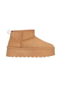 Botas de tobillo marrones hechas de suave ante, con punta redonda, caña corta y una suela gruesa y texturizada con un ligero plataforma y una lengüeta.