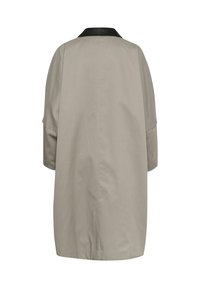 Overmaatse beige jas met een zwarte kraag, gemaakt van een gladde stof. Heeft verlaagde schouders en een rechte snit. Eenvoudig ontwerp.