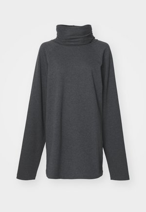 Ensemble turtleneck à manches longues gris foncé, fabriqué en tissu doux, avec une coupe décontractée et un col légèrement drapé. Aucun motif ni ornement visible.