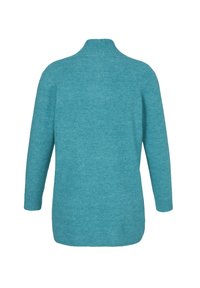 Langärmliger, türkiser Strickpullover mit Stehkragen, von hinten auf einem weißen Hintergrund gezeigt.