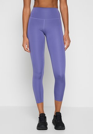 Fioletowe legginsy z wysokim stanem o dopasowanym kroju, wykonane z elastycznego materiału. Charakteryzują się gładką fakturą i minimalnym przeszyciem.