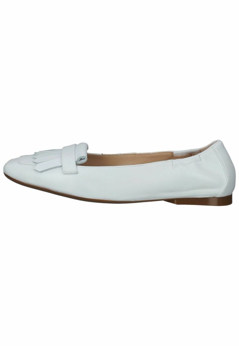 Mocassin plat en cuir blanc avec détails de franges et de nœud, bout arrondi et semelle basse marron.