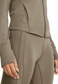 Under Armour LONG-SLEEVES MERIDIAN - Spordijakk - taupe dusk
