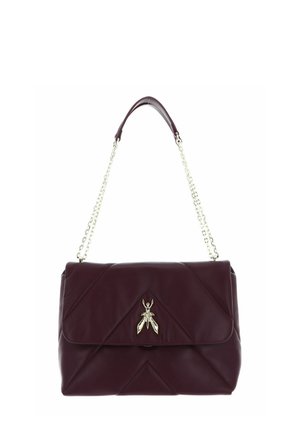 Sac à main matelassé violet foncé avec un rabat, une fermeture dorée en forme d'insecte et une chaîne dorée avec un coussinet en cuir pour l'épaule.