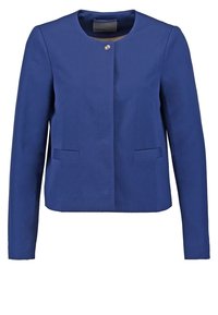 Niebieska krótka marynarka z długimi rękawami, okrągłym dekoltem, dwoma przednimi kieszeniami i srebrnym guzikiem przy szyi. Gładka faktura tkaniny.
