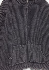 Cardigan in maglia grigio scuro con cerniera frontale, collo a costine, due tasche a toppa frontali e motivo a nido d'ape testurizzato.