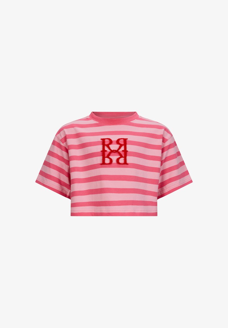 Korte T-shirt in het roze met horizontale lijnen, met een rood borduurde logo in het midden, gemaakt van zachte katoen.