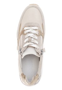 Sneaker mit einem hellbeigen Obermaterial aus Leder und Wildleder, strukturierten Schnürsenkeln und einem goldenen Akzent an der Ferse. Verfügt über einen seitlichen Reißverschluss für einfachen Zugang.