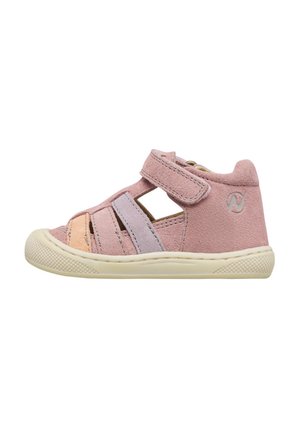 Sandalo da bambino in pelle scamosciata rosa con suola in gomma beige, tre cinturini frontali in colori pastello e cinturino alla caviglia con chiusura in Velcro.