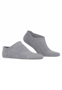 Calcetines tobilleros grises con un diseño de punto texturizado, agarre de silicona en la suela y un pequeño acento amarillo cerca del dedo del pie.