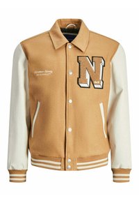 Giacca varsity in misto lana marrone con maniche in pelle bianca, caratterizzata da una toppa a forma di 'N', colletto a coste e polsini a doppia striscia.