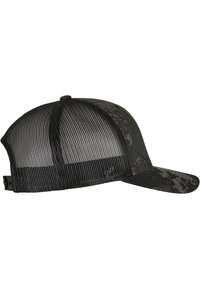 Fekete hálós trucker sapka szilárd első panellel, amely finom textúrázott mintával rendelkezik. Ívelt napellenző és állítható pánt hátul.