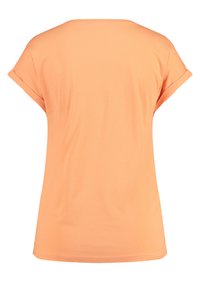 Camiseta de manga corta y cuello redondo en suave tejido de color durazno. Presenta un corte holgado y mangas enrolladas. Sin patrones visibles ni elementos decorativos.