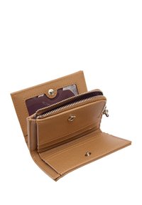 Brązowy portfel o fakturowanej powierzchni, wyposażony w przedziałkę na zamek błyskawiczny, kieszenie na karty oraz przezroczyste okienko na dowód tożsamości, zabezpieczony zatrzaskiem.