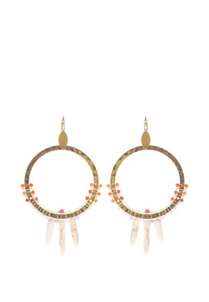 Boucle d'oreille en forme de créole dorée avec des perles colorées et trois pendentifs en pierre blanche au bas. Présente une finition texturée et des accents contrastés.