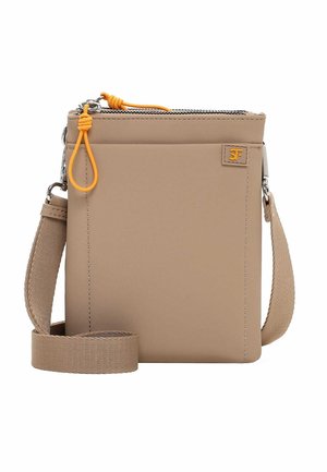 Beige crossbody-taske med orange lynlåstræk, forlomme, lille logopatch og justerbar stofrem på hvid baggrund.