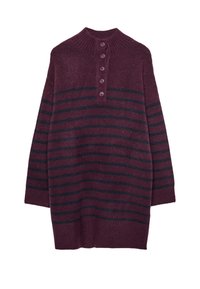 Tamnocrvena pletena majica sa horizontalnim tamnim prugama, visokim rebrastim ovratnikom i kopčanjem na četiri gumba. Dugih rukava.